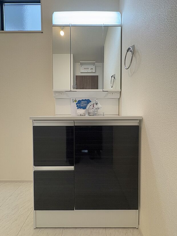 【洗面台】 十分な大きさの洗面台は、身だしなみチェックや歯磨きなど、朝の慌ただしい時間でもホテルライクなスペースで余裕とゆとりを感じて頂けます。