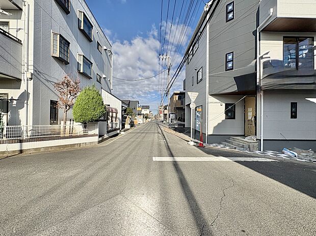 【前面道路】車の通行が少ないので、静かな住環境を維持することができます。