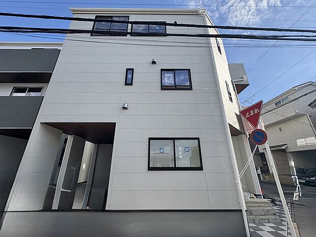 【外観】家族の温かさと陽光の暖かさ、楽しい毎日と明るい未来を予感させる「空間が織り成すひとつ先の住み心地」を演出します。