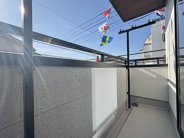 【バルコニー】 バルコニーから差し込む陽光・通風は、住環境・快適性と共に有り続ける貴重な「財産」です。