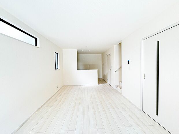 【リビング】うららかな陽射しがどのお部屋にも降り注ぎますように、快適さを追求した間取設計。得難い立地環境での生活を恵みの豊かな永住の地へと変えてくれます。