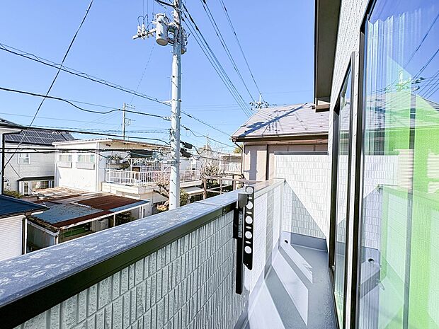 【バルコニー】  朝の澄んだ空気や、夕方に吹く清々しい風を五感で感じられるバルコニー。屋外にあって、住まいの中でも本当の自然を感じられるスペースです。