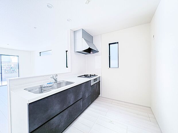 【ダイニングキッチン】料理をしながら、後片付けをしながら二人で会話を楽しみたい空間。