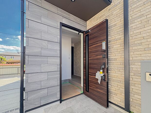 【玄関】家の顔となる玄関は、高いデザイン性が求められます。高級感と断熱性、防犯性に優れた玄関ドアを標準装備。ピッキング対策のセキュリティサムターン等、防犯に考慮しました。