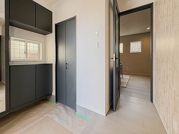 玄関はその家と住まう人を印象づけます。デザイン、機能性の存在感が大切になるわけですね。優れた防犯性、断熱性も求められます。家は玄関から始まります。