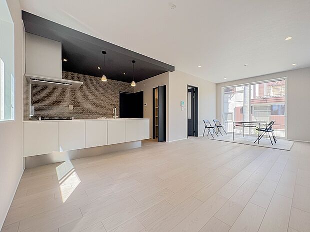 明るく開放的な空間が広がるLDK。