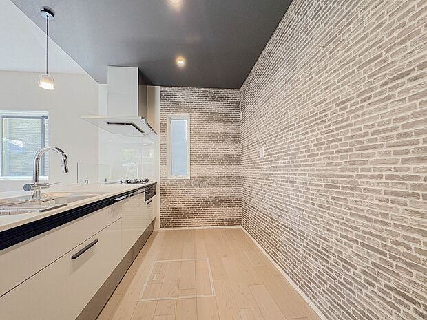 カウンターキッチンなら、リビングで遊ぶ子供の様子を見ながら料理ができるので安心です。料理を運んでもらったり、子供にお手伝いしてもらいやすいのもいいですね。