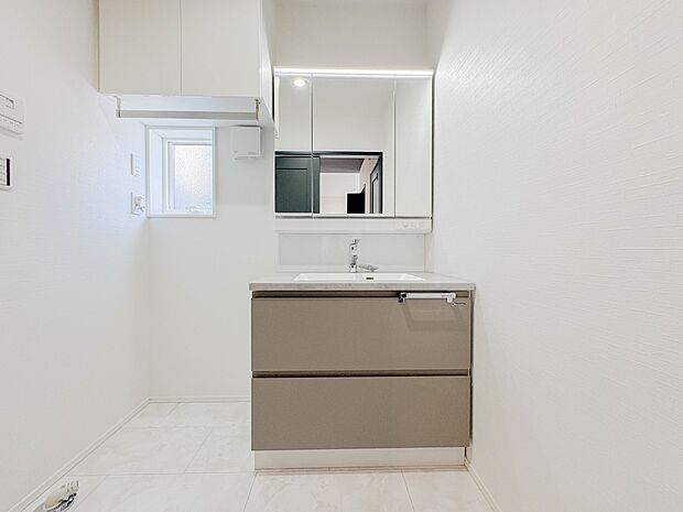 【洗面台】 十分な大きさの洗面台は、身だしなみチェックや歯磨きなど、朝の慌ただしい時間でもホテルライクなスペースで余裕とゆとりを感じて頂けます。