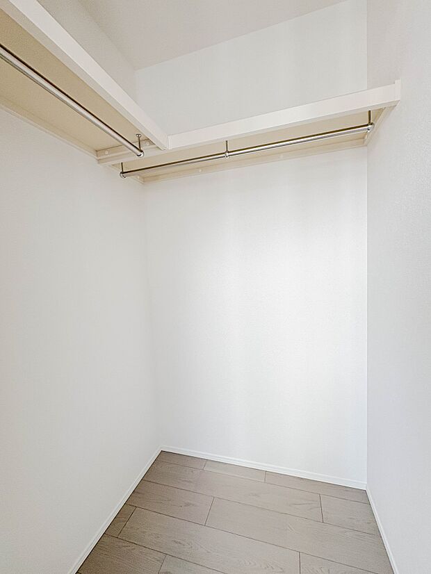 【WIC（ウォークインクローゼット）】たくさんの洋服をかけてもシワになりにくいウォークインクローゼット。洋服以外にも、普段使わない家電やスーツケース、ストック品など何でも片付く嬉しい空間です…