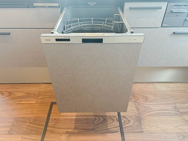 【ビルトイン食器洗浄乾燥機】食器洗いのわずらわしさから開放してくれる嬉しい設備。後片付けの手間を減らし奥様の時間を有効活用できます。お湯と洗剤を使う機会が少なくなるため、手荒れ防止にも。