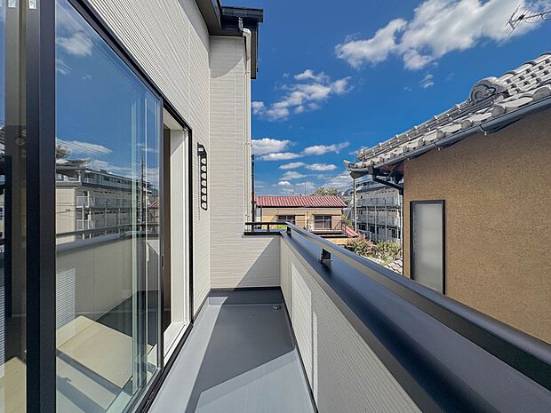 【バルコニー】  バルコニーから差し込む陽光・通風は、住環境・快適性と共に有り続ける貴重な「財産」です。