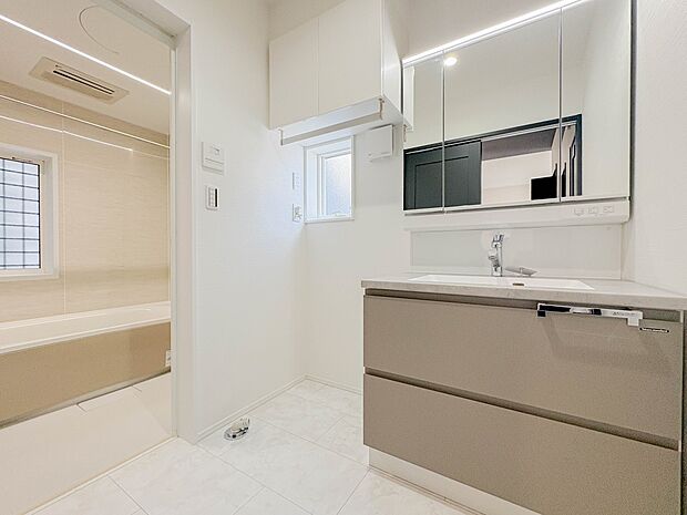 洗面所は小さなプライベートスペース。歯磨き、洗顔と毎日施す個人空間。小窓も設置して、熱気などを開放して、爽やかなスペースになるように設計されています。