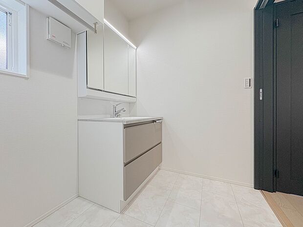 毎日使う洗濯機。しっかりと奥行きのある置き場が確保されています。