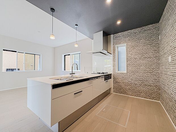 リビングで遊ぶ子供の様子を見ながら料理ができるので安心です。