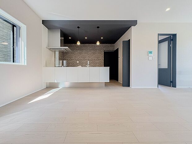 木の温もりがやさしいフローリング仕様。明るく広々としたダイニングはとても快適な空間です。