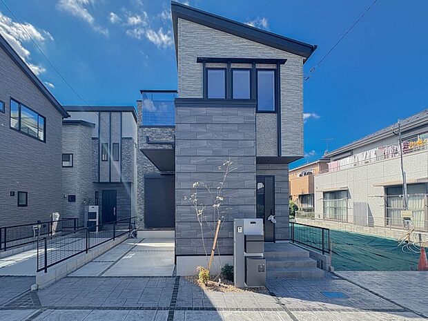 【玄関】家の顔となる玄関は、高いデザイン性が求められます。高級感と断熱性、防犯性に優れた玄関ドアを標準装備。ピッキング対策のセキュリティサムターン等、防犯に考慮しました。