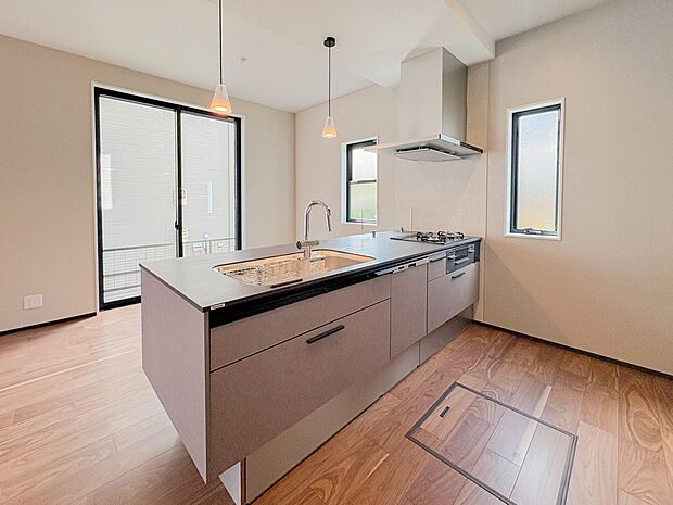 【キッチン】ナチュラルな自然光の中での調理。お洒落な食器類を余裕で収納できるスペース。動きやすい女性目線のキッチン動線。これからはお料理をつくる時間が劇的に変わります。