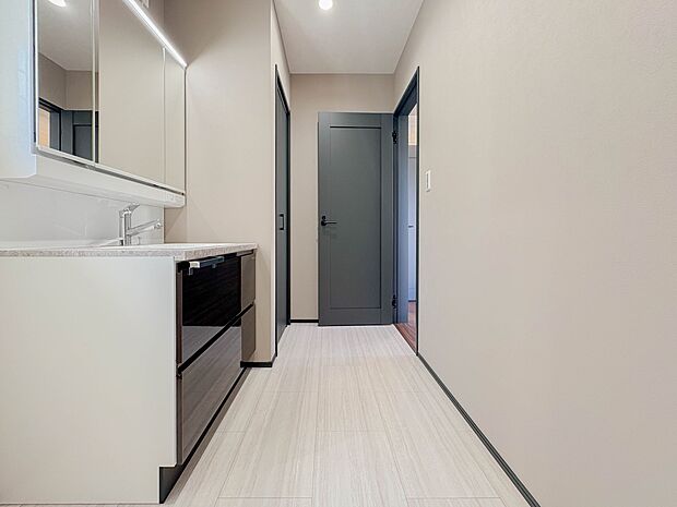 ：【三面鏡洗面化粧台】  ミラーを手前に引けば、楽な姿勢で髭剃りやメイクができます。合わせ鏡にすればヘアスタイルのチェックもラクラク。洗面化粧台のミラー裏にはたっぷり入る収納スペースを設けて…