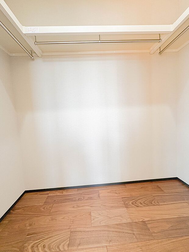 【WIC】各所に配置された収納スペースは、洋服や小物はもちろんのこと、掃除機や日用予備品・お子様のおもちゃなど様々な物を収納して頂ける便利なスペースです。