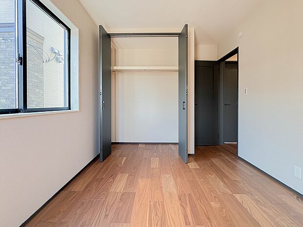 【CL(クローゼット)】壁面クローゼットのメリットは、衣類が横一列に並ぶためひと目で洋服が選びやすいこと。衣類をたくさんお持ちの方も、限られたスペース内に無理なく収納することができます。