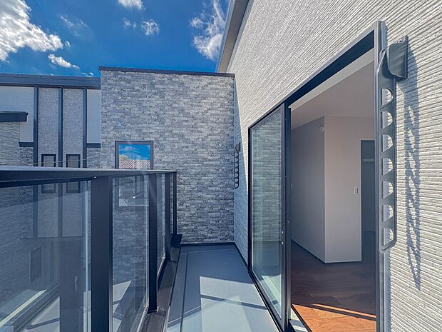 【バルコニー】澄み切った青空と、心地良い風を感じるバルコニー。