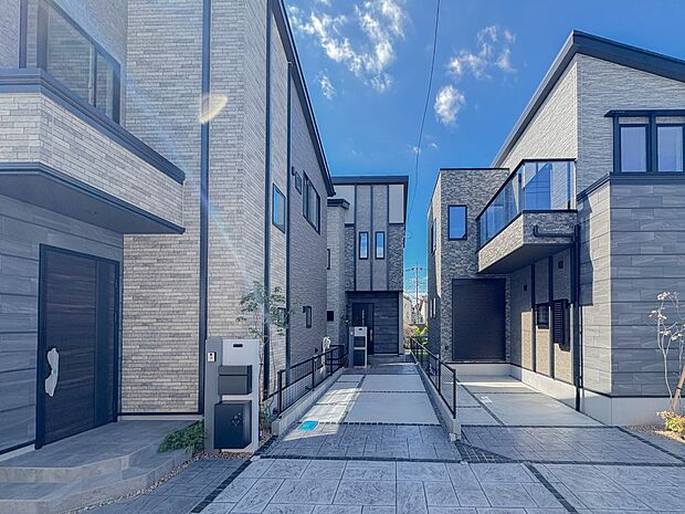 【　駐車場　】  戸建ての購入を検討することになったきっかけに「駐車場を持てること」を挙げる方が多くいらっしゃいます。駐車場代金を支払続ける必要がないことは、駐車場付き戸建を持つ最大のメリッ…