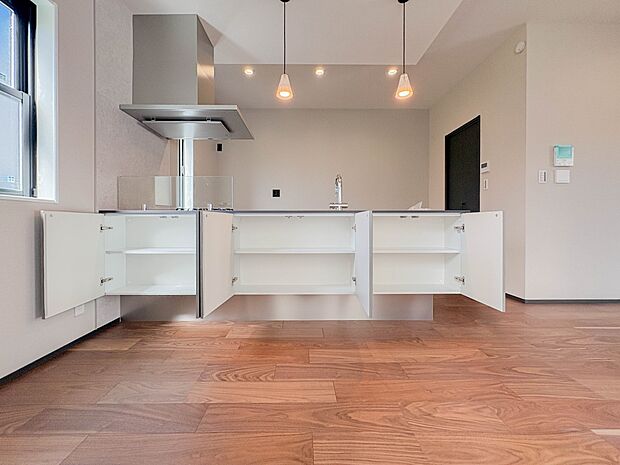 【Dining‐Kitchen】木の温もりがやさしいフローリング仕様。明るく広々としたダイニングキッチンはとても快適な空間です。