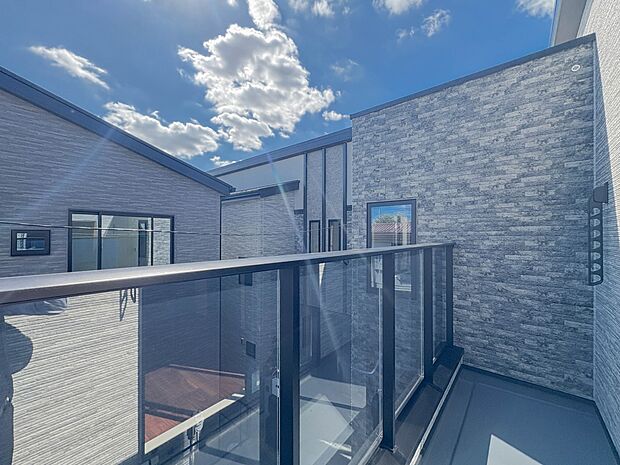 ここから始まる「日常」はご家族にとってかけがえのない時間となります。少しでも豊かに、快適に。そんな想いから本邸宅は生まれました。