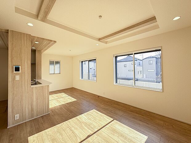 【ダイニング】忙しい朝でも家族揃って食事をしたいゆとりあるダイニングスペース。