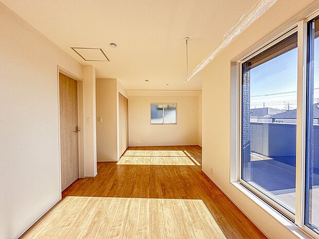 【洋室】柔らかな陽光とフローリングの色味が調和した快適な空間。