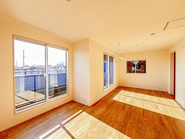 【子供部屋】お子様のお部屋にぴったりなクロークを備えたフローリング仕様の洋室です。