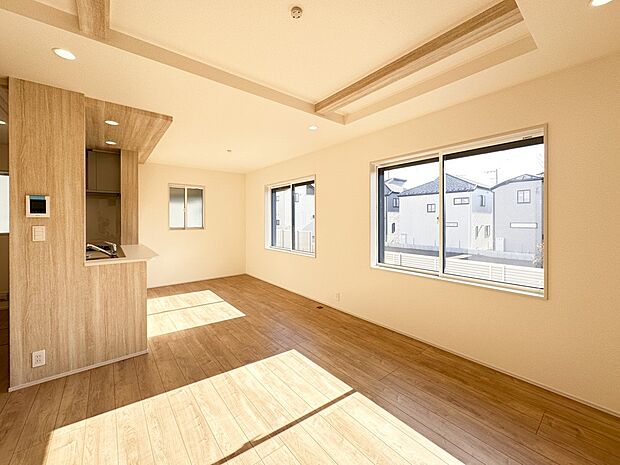 【リビング】  整然とした空間演出、快適な理想の暮らしの実現は家のみの拘りではなく、そこで暮らす方々にとって素敵な環境であることも挙げられると思います。四季折々の変化が奏でる鼓動を楽しんで下…