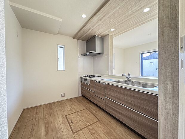 【リビング】インテリアショップで見掛けた「あの家具」も置ける、ゆったりとした空間。時に広さが上質な寛ぎの時間になる事も。