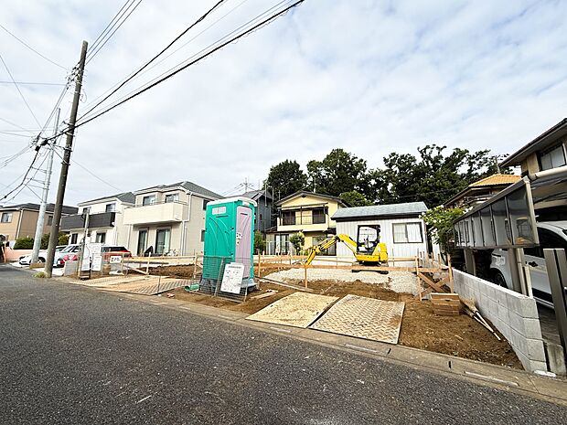 【現地土地写真】堂々たる趣ながら、主張し過ぎずどこか余裕を感じさせるシャープなフォルムで佇む邸宅は、晴天の空と照らし合わせる事で、本来あるべき完成形の姿を見せてくれます。