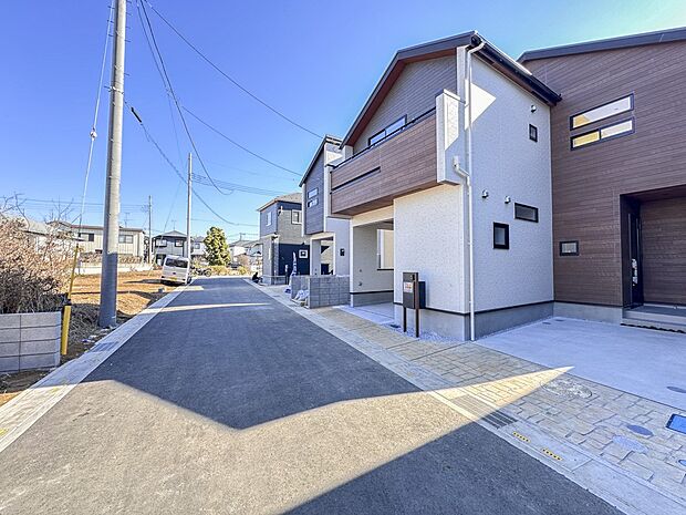 【前面道路】車の通行が少ないので、静かな住環境を維持することができます。