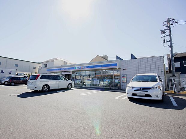 コンビニ 586m ローソン安行出羽1丁目店(新・企業スローガンは「マチのほっとステーション」。「圧倒的な美味しさ」「人への優しさ」「地球(マチ)への優しさ」の3つの約束で社会の課題に応えて…