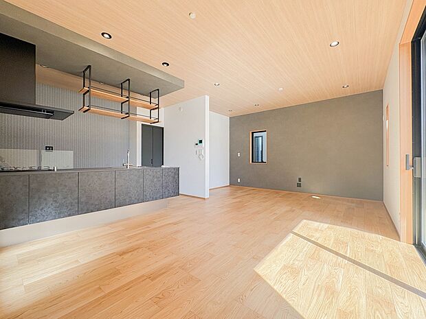 こちらの物件に少しでもご興味がありましたら、お気軽にお電話下さい。ネット上で「見えない物」「わからない事」でも、実際にご見学いただくことで、手に取るようにおわかりいただけるはずです。