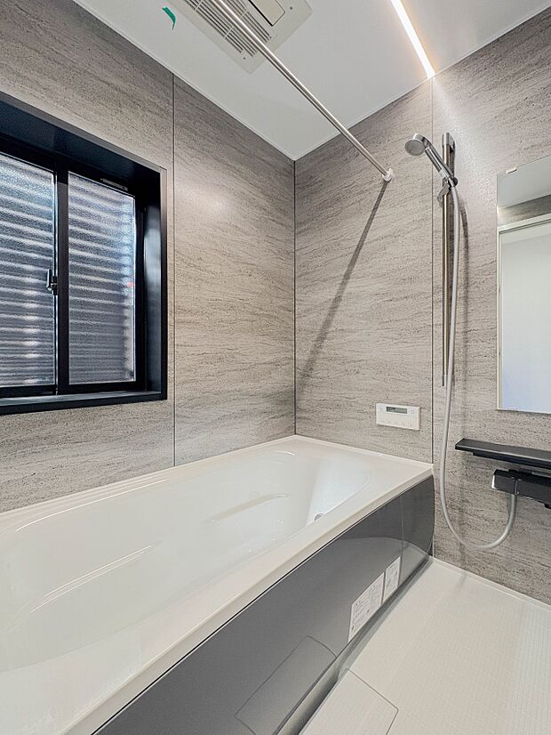 【浴室】きっとあなたのバスタイムも単なる習慣から特別な時間に変わるはず。一日の汚れとともに疲れを洗い流し、眠りに就く前の大事なリラックスタイムを演出