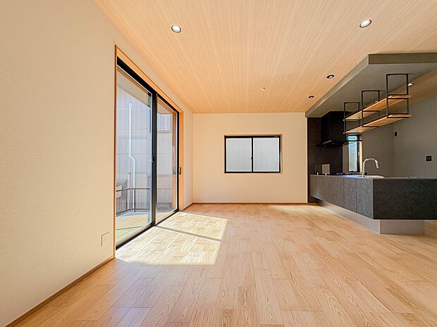 こちらの物件に少しでもご興味がありましたら、お気軽にお電話下さい。ネット上で「見えない物」「わからない事」でも、実際にご見学いただくことで、手に取るようにおわかりいただけるはずです。