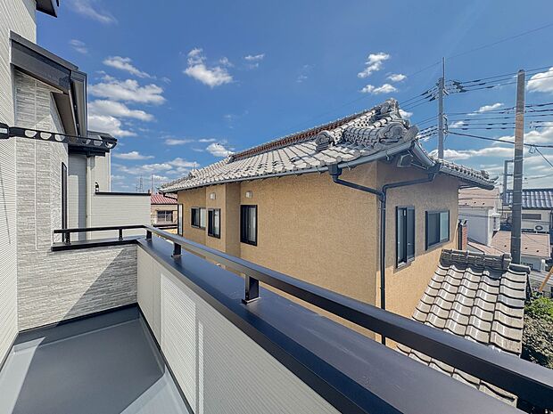 朝の澄んだ空気や、夕方に吹く清々しい風を五感で感じられるバルコニー。