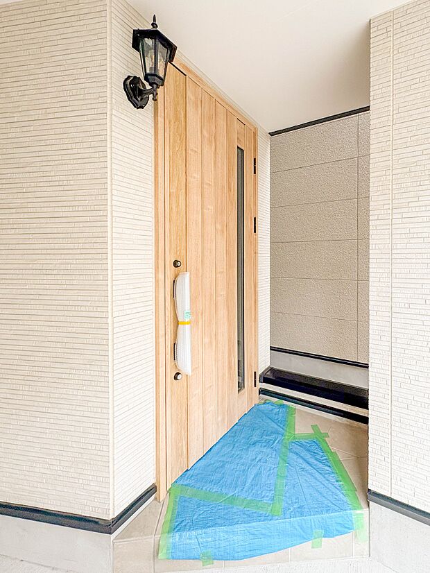 【玄関】玄関へ向かうまでのアプローチに漂う上質が期待感をもたせます。玄関は建物の顔。落着きを醸し出した自己主張が心に訴えてきます。