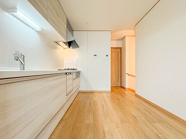 【キッチン】ナチュラルな自然光の中での調理。会話が弾む対面型キッチン。お洒落な食器類を余裕で収納できるスペース。動きやすい女性目線のキッチン動線。これからはお料理をつくる時間が劇的に変わりま…