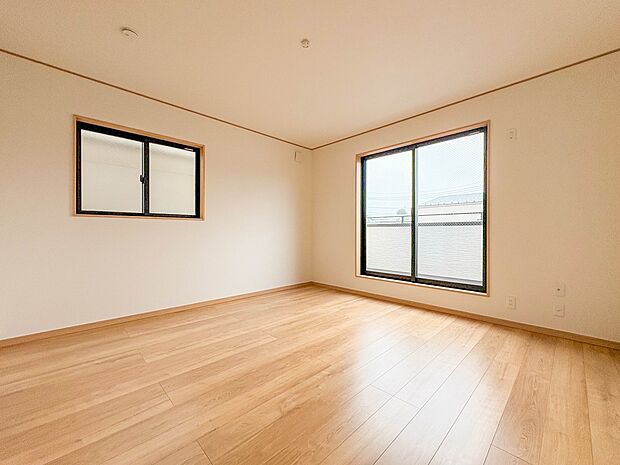【寝室8.5帖】お部屋が明るいだけで、ちょっと幸せになれる。陽ざしの心理効果のおかげです。お部屋に陽をたっぷりとりこみましょう。明るいお部屋にいると、顔もなぜか明るくなる。