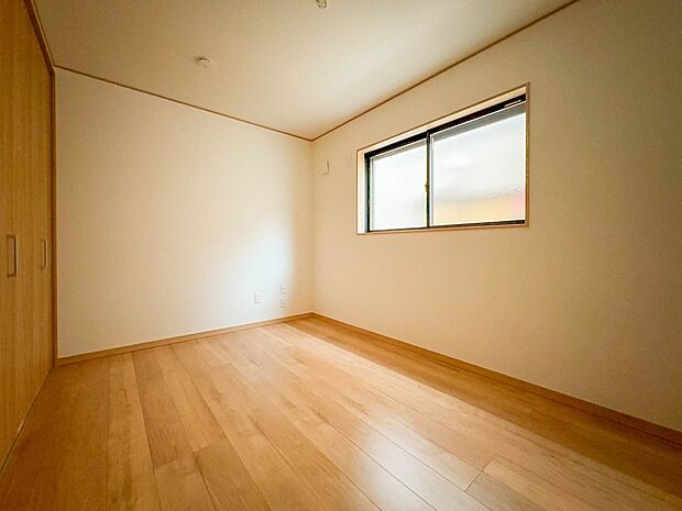 【子供部屋5.6帖】お子様のお部屋にぴったりなクロークを備えたフローリング仕様の洋室です。
