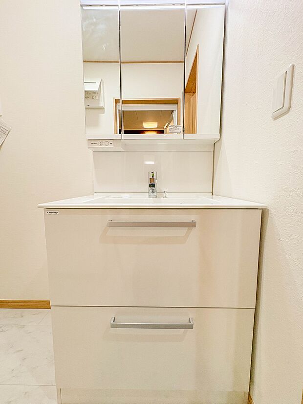 【洗面台】 十分な大きさの洗面台は、身だしなみチェックや歯磨きなど、朝の慌ただしい時間でもホテルライクなスペースで余裕とゆとりを感じて頂けます。