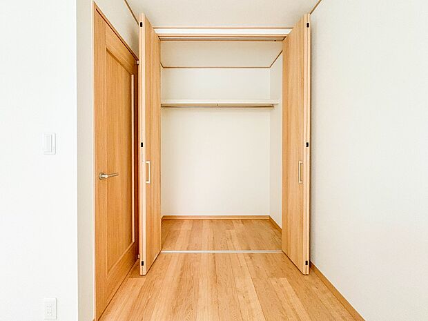 【収納】壁面クローゼットのメリットは、衣類が横一列に並ぶためひと目で洋服が選びやすいこと。衣類をたくさんお持ちの方も、限られたスペース内に無理なく収納することができます。