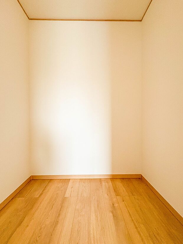 【WIC】WICのメリットの1つ目は、1箇所にまとめて収納が出来ること。2つ目は、衣替えが必要ないこと。3つ目は、扉が少なくなり室内がスッキリ見えること。