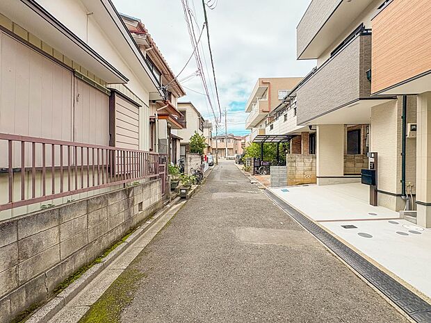 【前面道路4ｍ】車の通行が少ないので、静かな住環境を維持することができます。