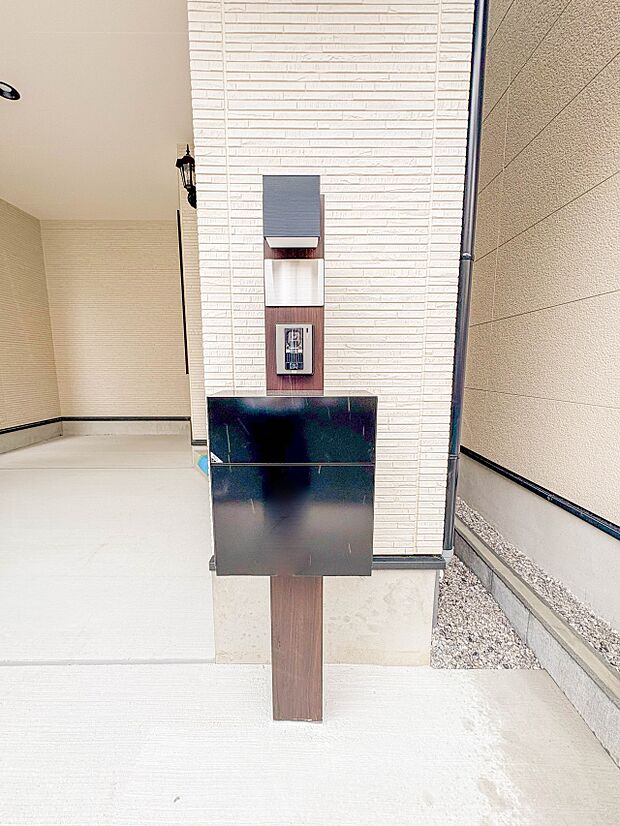 【郵便受け】シンプルかつシャープな郵便ポスト。