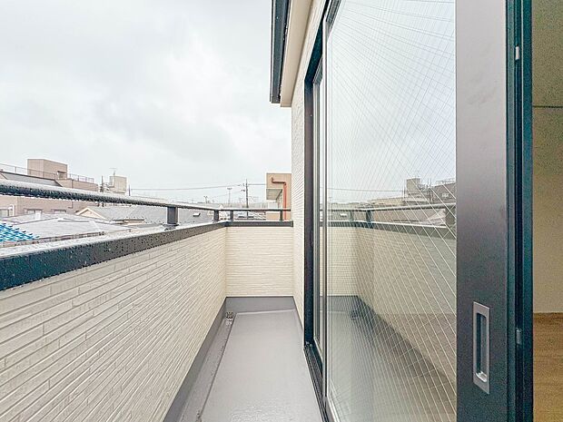 【バルコニー】  朝の澄んだ空気や、夕方に吹く清々しい風を五感で感じられるバルコニー。屋外にあって、住まいの中でも本当の自然を感じられるスペースです。